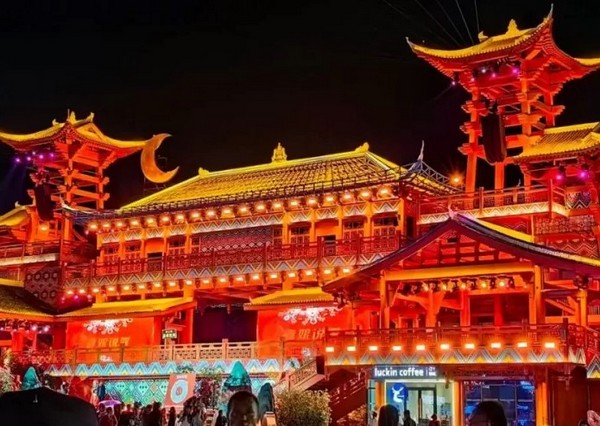 Ngay từ cái nhìn đầu tiên, du khách sẽ ấn tượng với sự sắp đặt tỉ mỉ của Nữ Nhi Thành