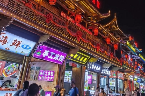 Nữ Nhi Thành còn là một thiên đường ẩm thực và mua sắm
