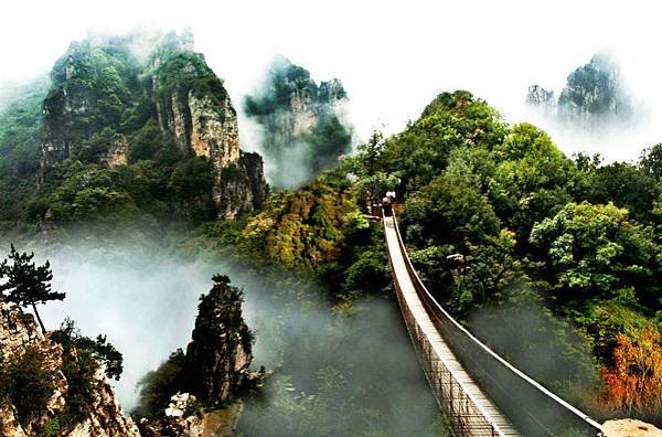 Núi Lư Sơn tọa lạc uy nghi giữa vùng núi phía Bắc tỉnh Giang Tây