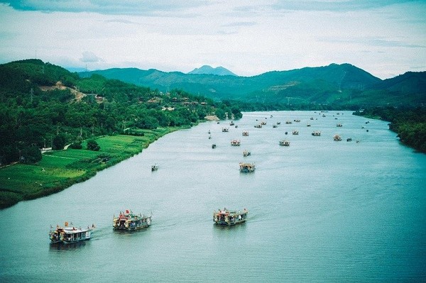 Đứng từ đỉnh Núi Ngự Bình, du khách sẽ được chiêm ngưỡng toàn cảnh thành phố Huế