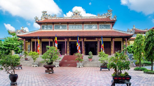 Chùa Từ Đàm cổ kính với kiến trúc độc đáo
