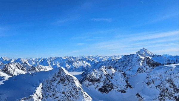 Núi Titlis nổi bật với những đỉnh núi quanh năm phủ tuyết trắng
