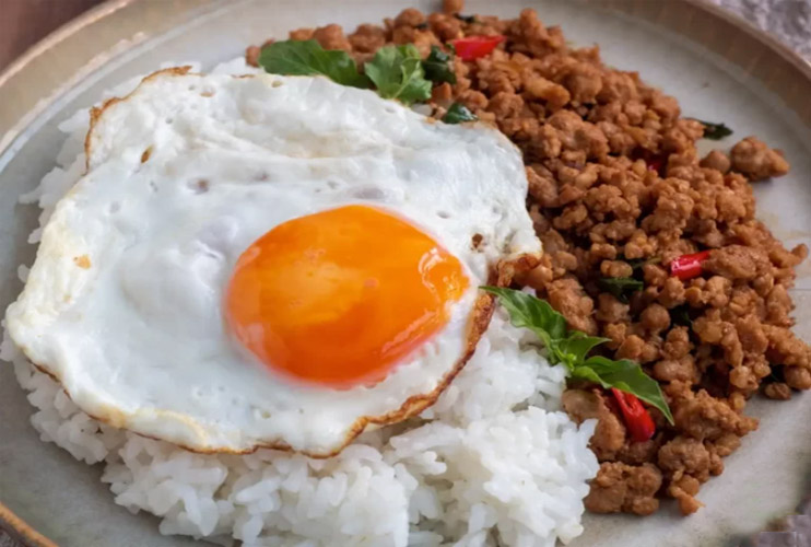 Pah Kra Pao món thịt xào cùng là húng quế vô cùng độc đáo tại Bangkok