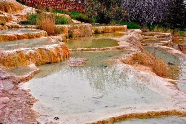 Để đến Pamukkale, du khách có thể lựa chọn nhiều phương tiện khác nhau