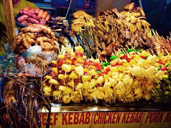 Đặt chân đến Phố Tây Bùi Viện, du khách sẽ lạc vào một thế giới ẩm thực đa dạng