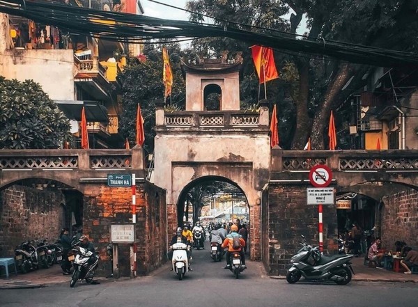 Khi du lịch phố cổ Hà Nội, bạn nên cân nhắc thuê xích lô để được chở dạo quanh khu phố