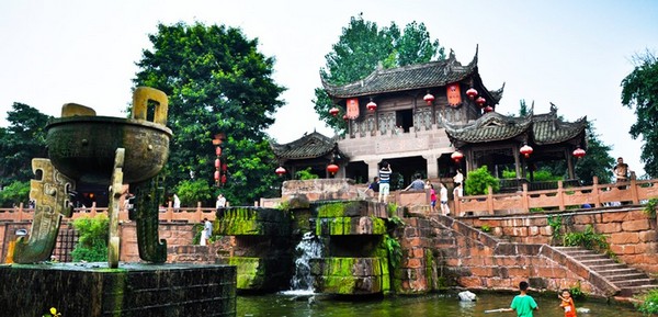 Phố cổ Hoàng Long Tây tọa lạc ở rìa phía tây nam của Quận Song Lưu
