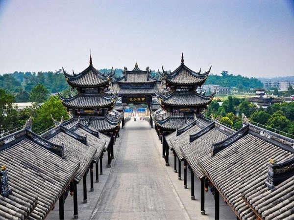 Ngôi đền Gulong là một trong những điểm nhấn kiến trúc tại đây