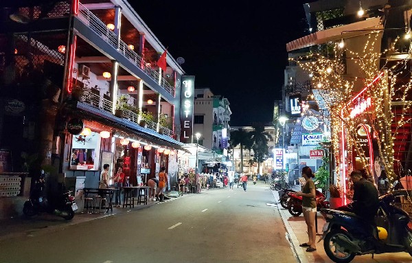 Dễ dàng di chuyển đến tham quan phố đi bộ Nguyễn Đình Chiểu