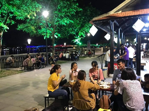 Phố đi bộ Nguyễn Đình Chiểu, nép mình bên dòng sông Hương thơ mộng