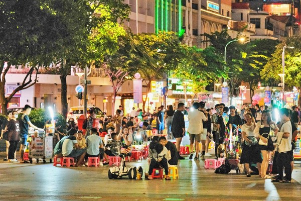 Phố đi bộ Nguyễn Huệ náo nhiệt với vô vàn hoạt động giải trí cuốn hút