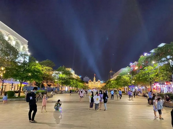 Phố đi bộ Nguyễn Huệ buổi đêm với ánh đèn lung linh, huyền ảo