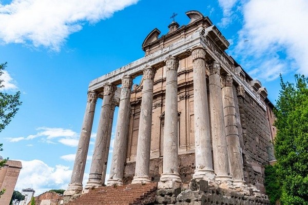 Đền thờ Antoninus Pius