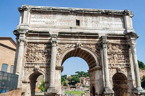 Vòm Septimius Severus, cao 23 mét, được dựng lên vào năm 203 sau Công nguyên