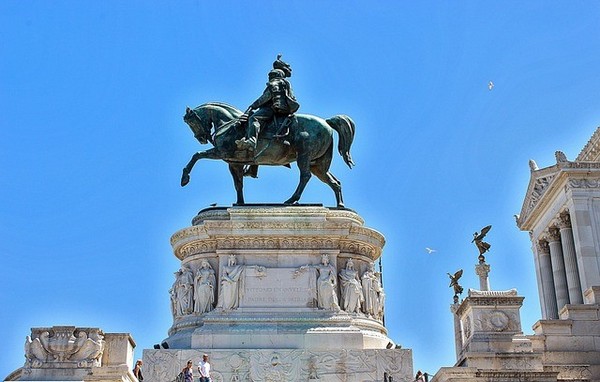 Tượng đài Vittorio Emanuele II là một trong những biểu tượng lịch sử quan trọng của Milan