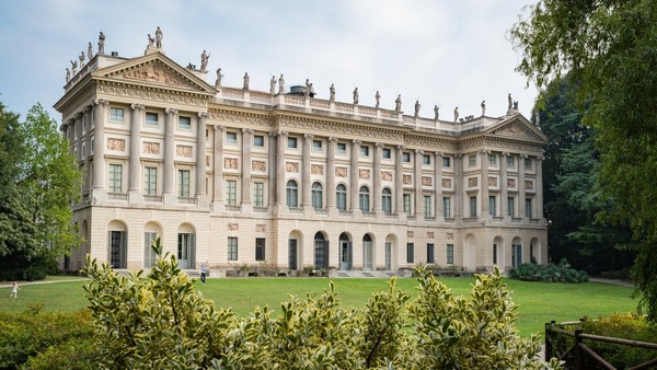 Cung điện Hoàng gia Milan nằm ở phía nam Quảng trường Piazza Duomo