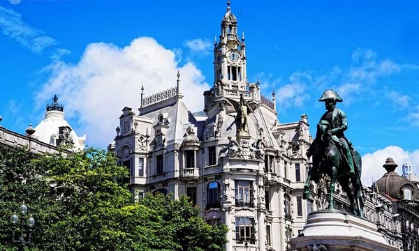 Du khách chắc chắn không thể bỏ lỡ quảng trường Praça da Liberdade