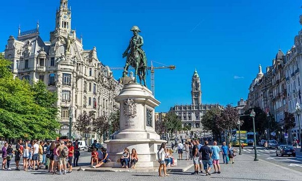 Quảng trường Praça da Liberdade tọa lạc ngay trung tâm thành phố Porto