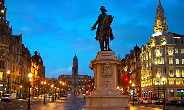 Quảng trường từng là chứng nhân cho nhiều sự kiện lịch sử quan trọng của Porto