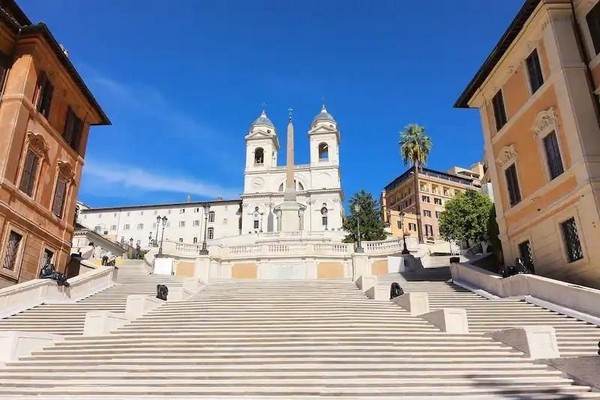 Điểm nhấn kiến trúc đầu tiên phải kể đến là Bậc thang Spanish Steps