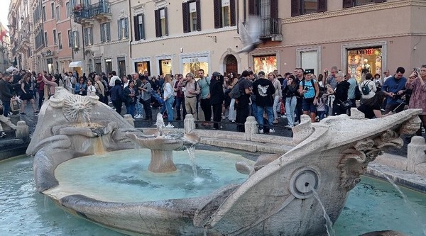 Đài phun nước Fontana della Barcaccia được kiến tạo bởi nghệ sĩ Lorenzo Bernini