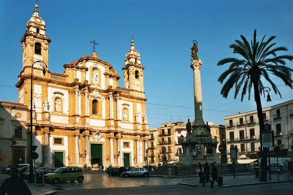 Cột Colonna dell’Immacolata sừng sững ở phía Đông Nam quảng trường