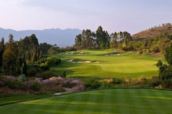 Spring City Golf & Lake Resort tọa lạc tại vị trí hiếm thấy