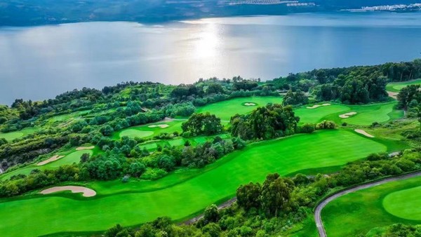 Sân Lake mang trong mình vẻ đẹp duyên dáng