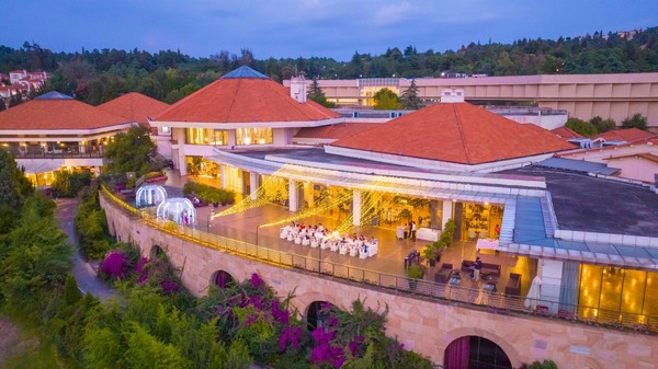 Khu Club House sang trọng là nơi du khách có thể trải nghiệm ẩm thực tinh tế