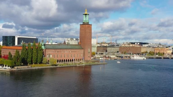 Tòa thị chính Stockholm (Stadshuset) nổi bật với ba vương miện vàng