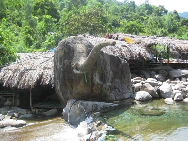 Du khách có thể tìm cho mình một chòi nghỉ yên tĩnh bên bờ suối