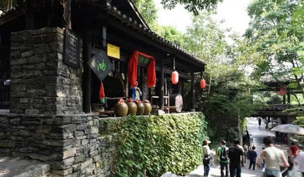 Những công trình kiến trúc được xây dựng kiên cố chủ yếu bằng đá và gỗ