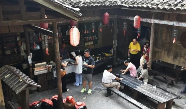Du khách sẽ có cơ hội tìm hiểu sâu về các phương thức sản xuất thủ công truyền thống