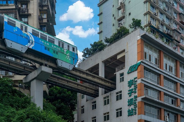 Thiết kế đường ray xuyên qua lòng tòa nhà là một giải pháp đột phá