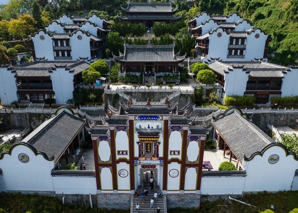 Phần hạ lưu mở ra những hẻm núi với cảnh quan ngoạn mục