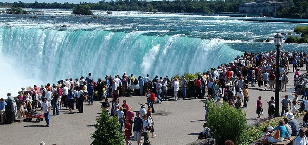 Thác nước nằm trên sông Niagara, tạo thành ranh giới tự nhiên giữa hai quốc gia