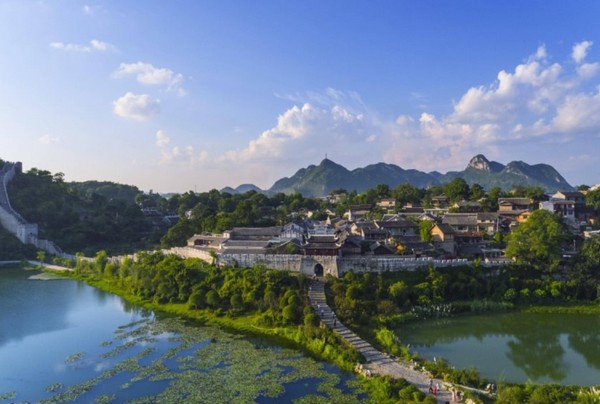Thanh Nham Cổ Trấn luôn nổi bật như một 