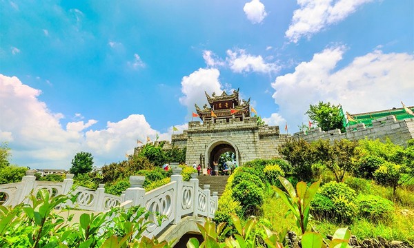 Các công trình như Cung Vạn Thọ và tường thành cổ là những điểm đến hấp dẫn