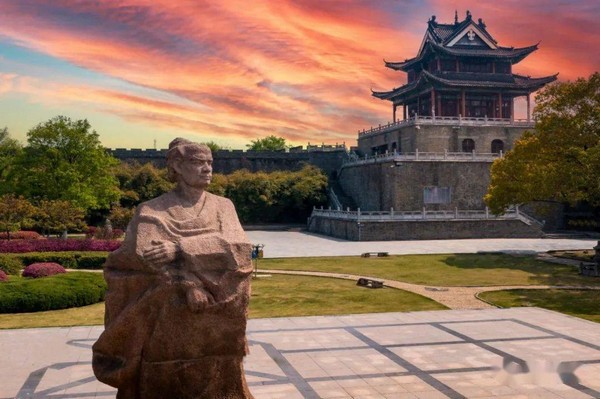 Điểm dừng chân quyến rũ đầu tiên chính là Tháp Trung Xuân