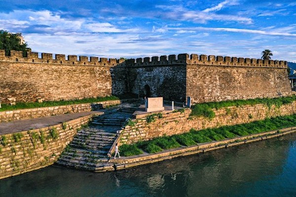 Hào nước bao quanh thành cổ, một bộ phận thiết yếu trong hệ thống phòng thủ thời xưa