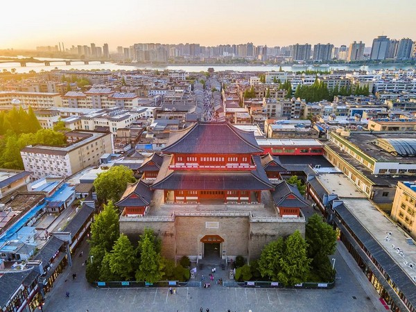 Triệu Minh Đài sừng sững ở giữa trục trung tâm của cổng thành bắc-nam