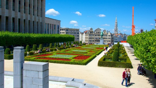 Mont des Arts nằm giữa Quảng trường Hoàng gia và Quảng trường Lớn ở Brussels