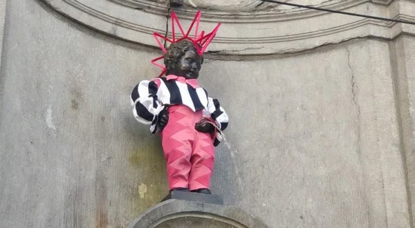Manneken Pis là tượng đồng nhỏ bé hình chú bé đang tiểu nổi tiếng khắp châu Âu