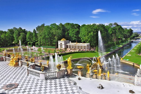 Peterhof được Sa hoàng Peter Đại đế kiến tạo như một chốn nghỉ dưỡng mùa hè