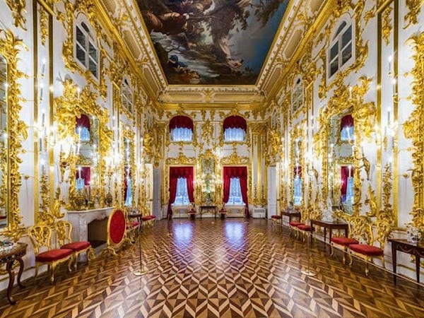 Du khách có thể khám phá những căn phòng lộng lẫy trong Cung điện Peterhof