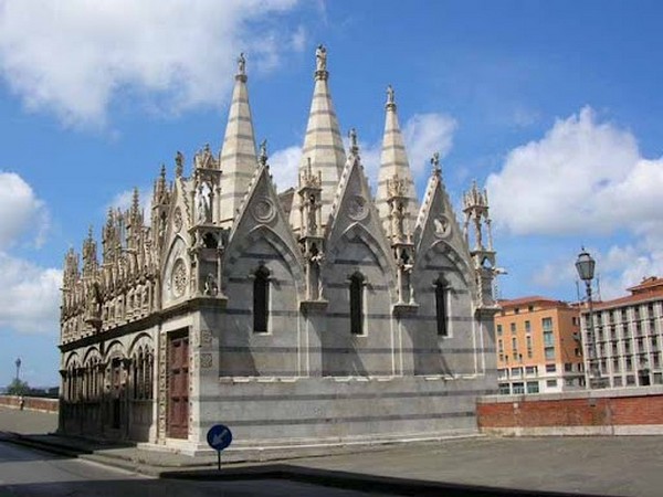 Nhà thờ Maria della Spina mang âm hưởng phong cách kiến trúc Gothic Pisan
