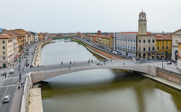 Ponte di Mezzo nằm ngay trung tâm Thành phố Pisa