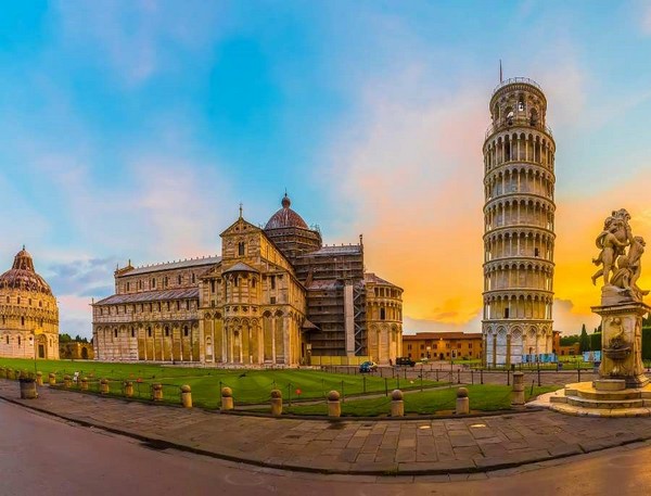 Piazza dei Miracoli được ví von là quảng trường đẹp nhất Thành phố Pisa
