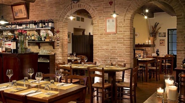 Osteria del Porton Rosso là một trong những nhà hàng hải sản nổi tiếng nhất