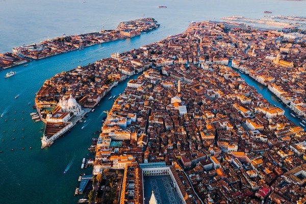 Thành phố Venice tọa lạc duyên dáng trên bờ biển phía Đông nước Ý